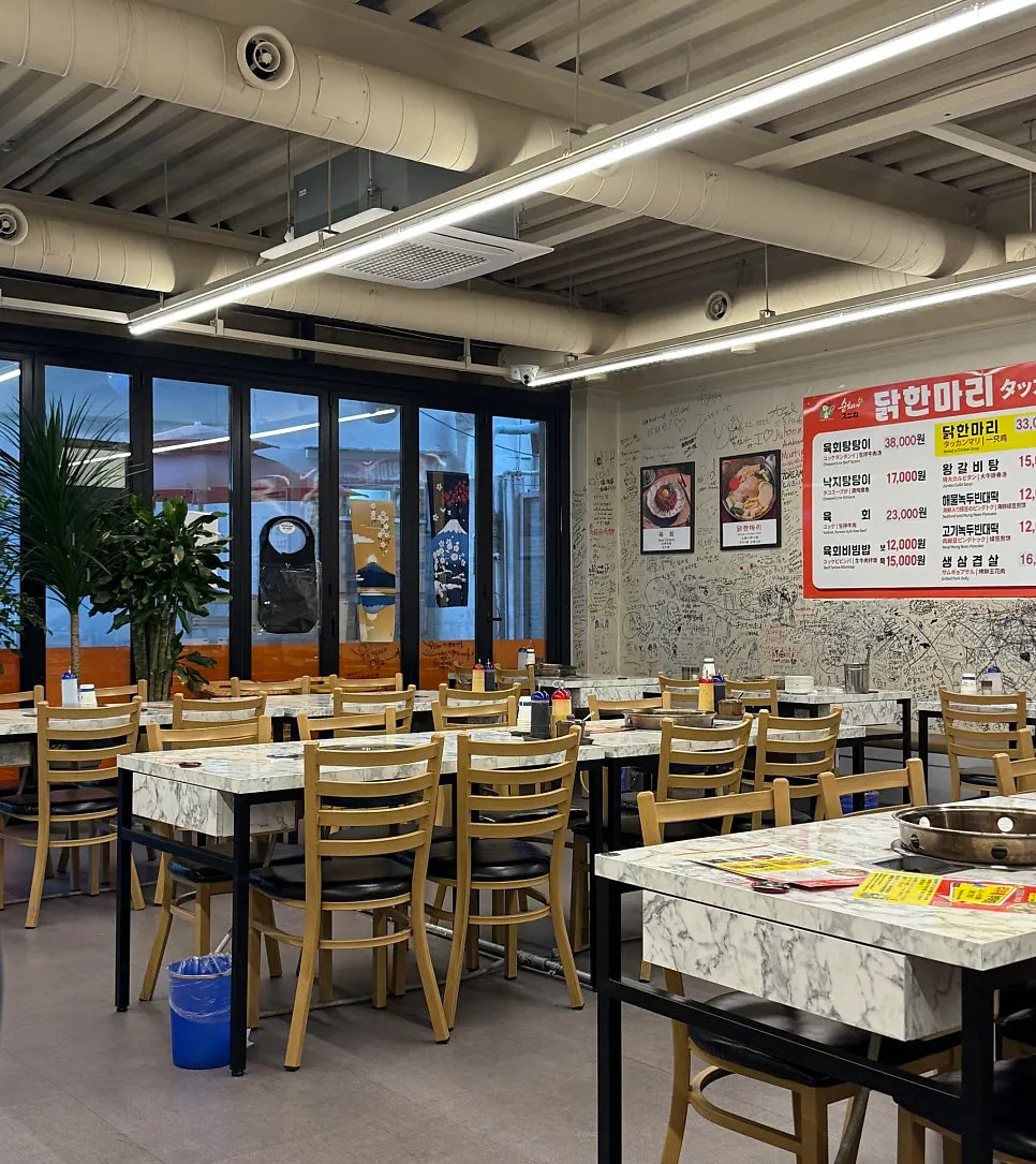 Table seating inside Sunhuine Bindaetteok Dongdaemun