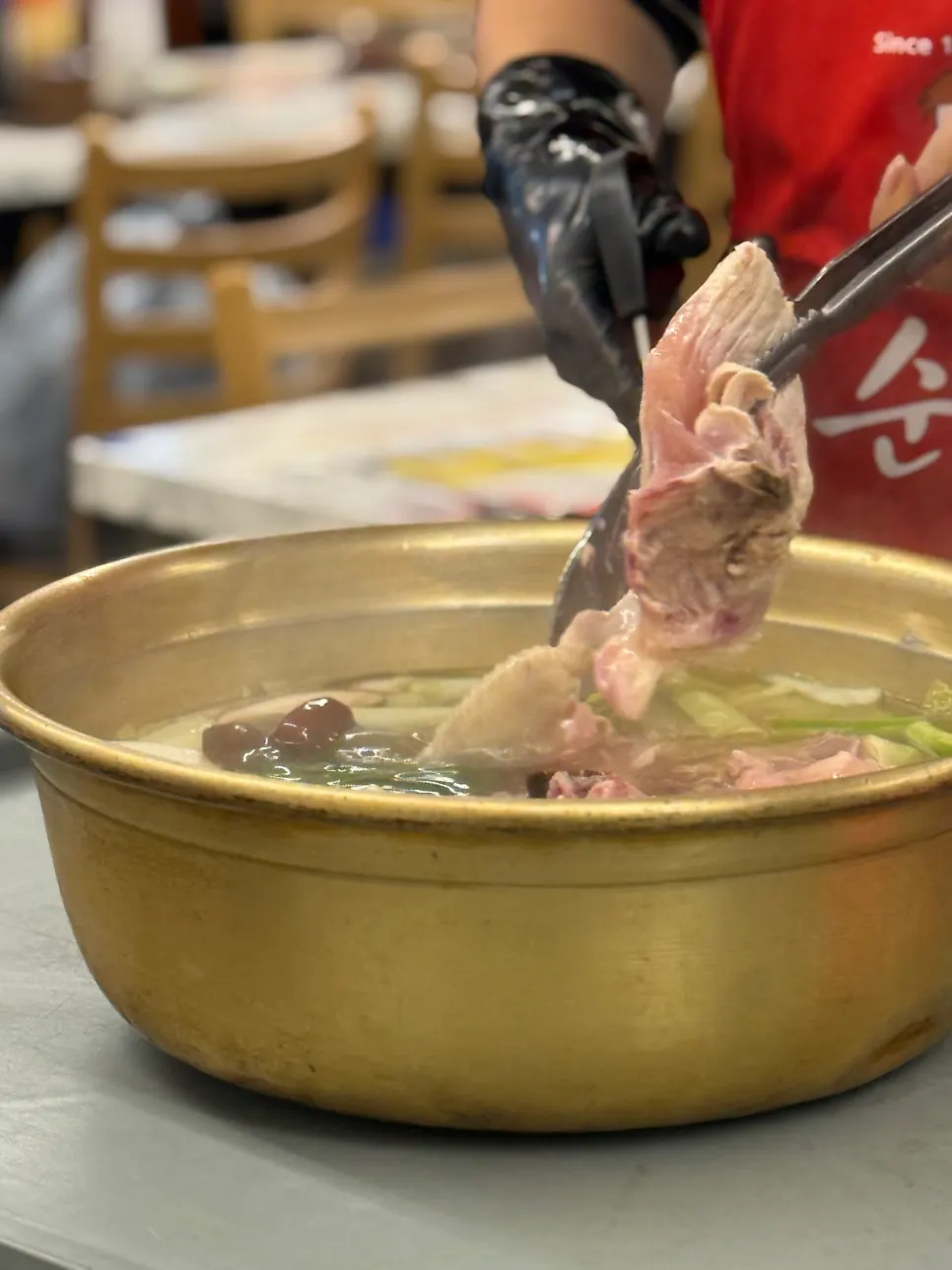 Staff member cutting up dak hanmari with scissors