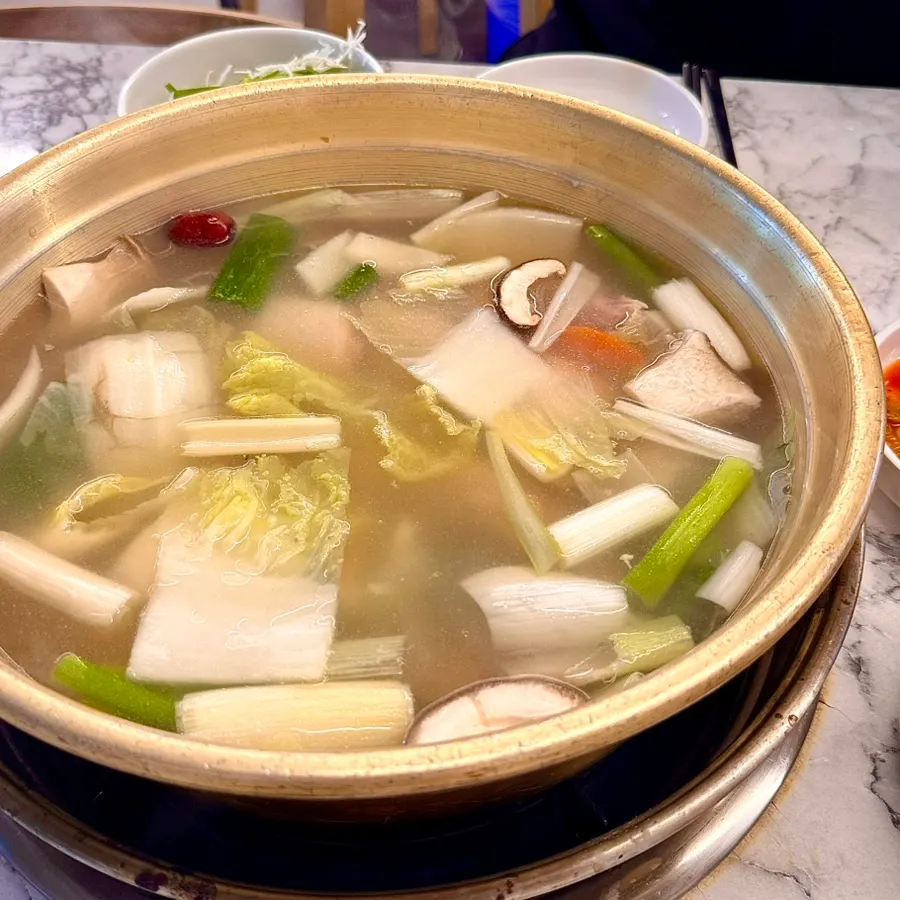 테이블 앞에서 닭을 잘라주는 해체 장면