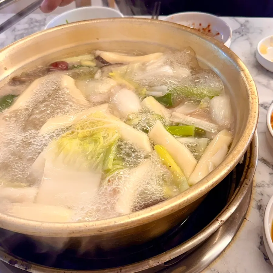먹기 좋게 잘려 냄비에 담긴 닭한마리