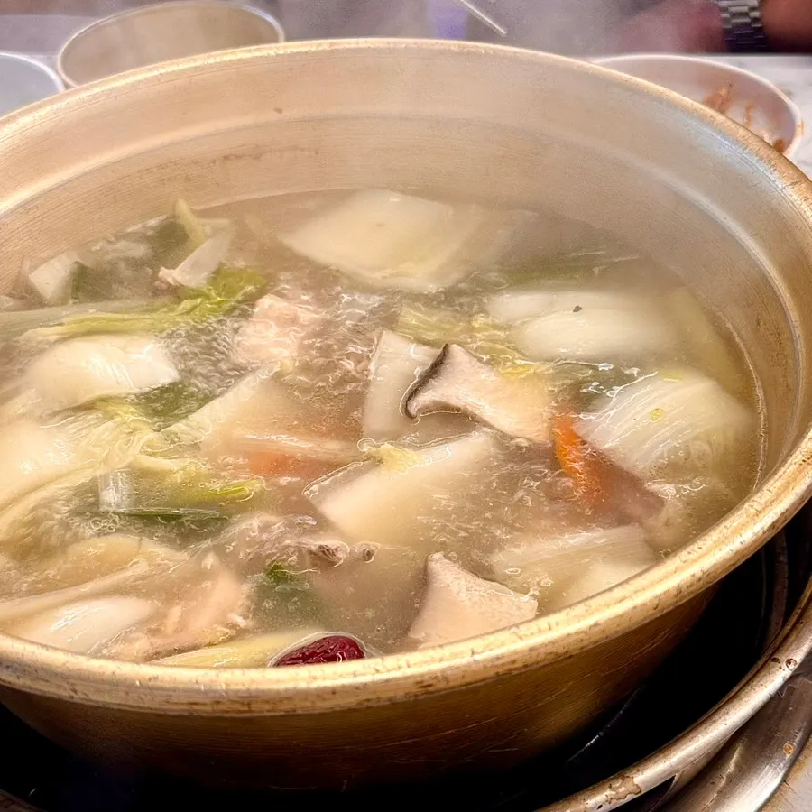 버너 위에서 끓는 뽀얀 닭한마리 국물
