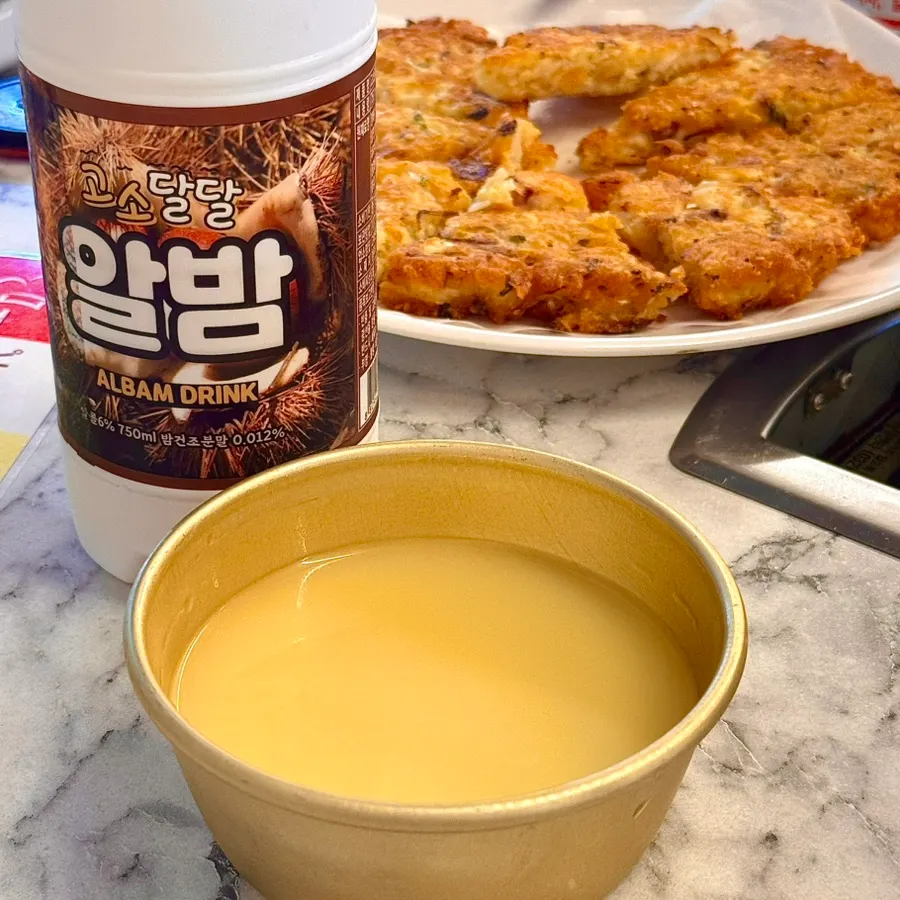빈대떡과 함께 곁들인 알밤 막걸리