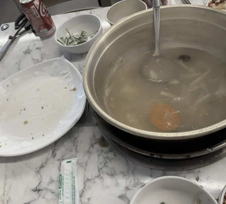 막걸리 잔과 남은 빈대떡 접시