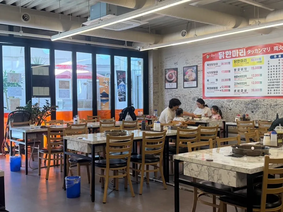 โต๊ะที่นั่งในร้าน Sunhuine Bindaetteok Dak Hanmari Dongdaemun