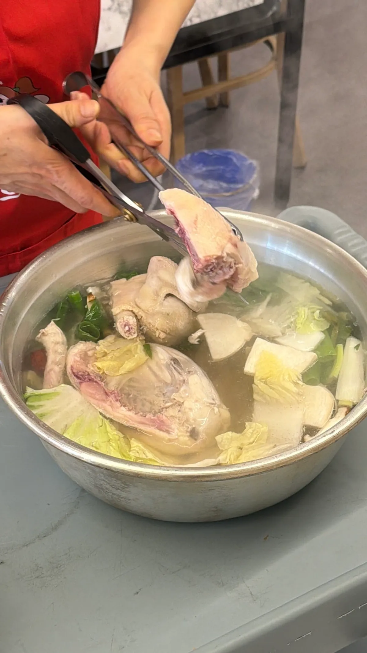 หม้อใหญ่ที่ใส่ดักฮันมารีมาเต็ม