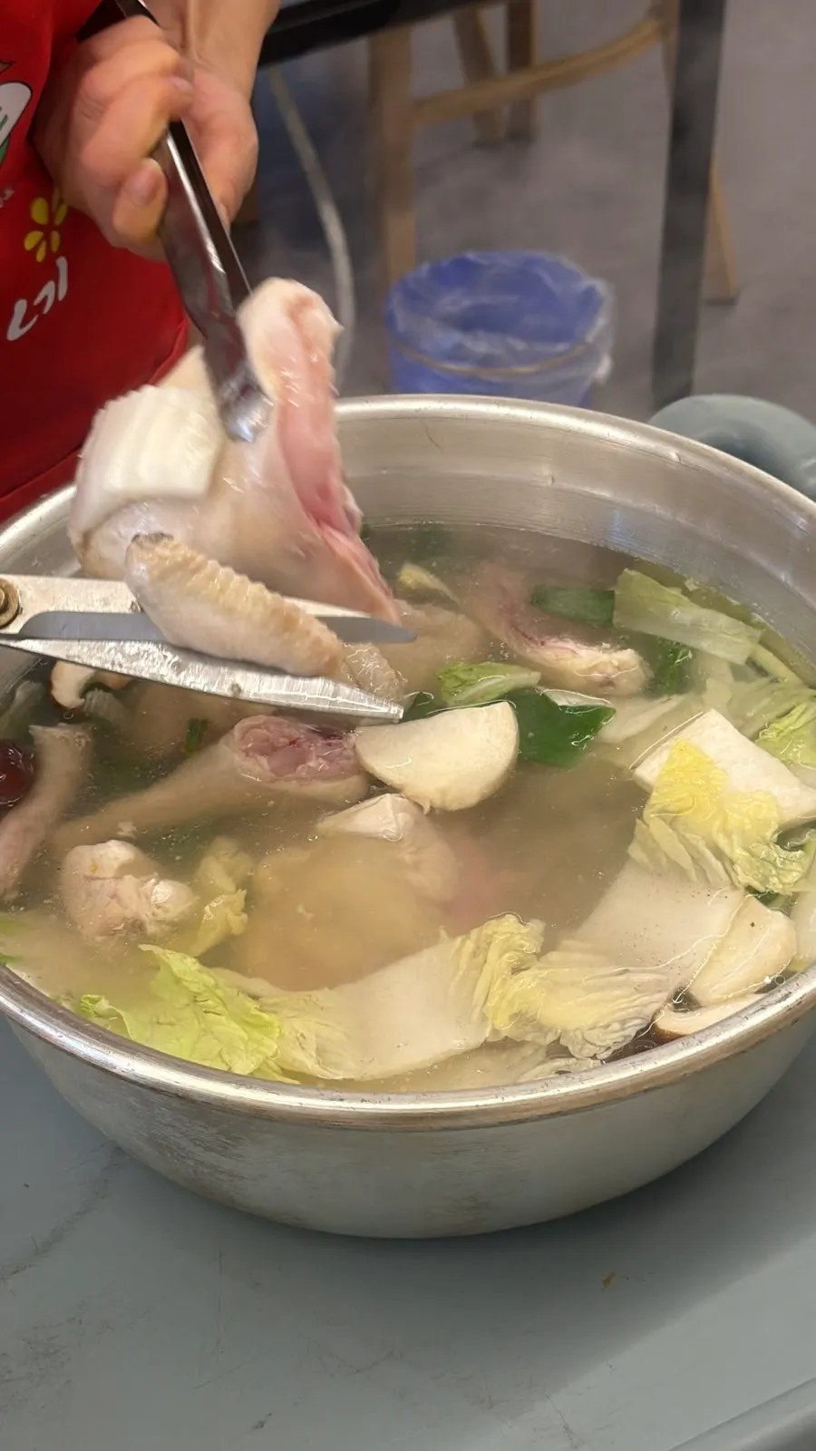 เนื้อไก่ที่หั่นให้พอดีคำสดๆ หน้าโต๊ะ