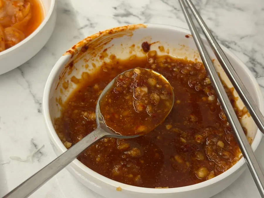 เนื้อไก่ดักฮันมารีจุ่มซอสแล้ว