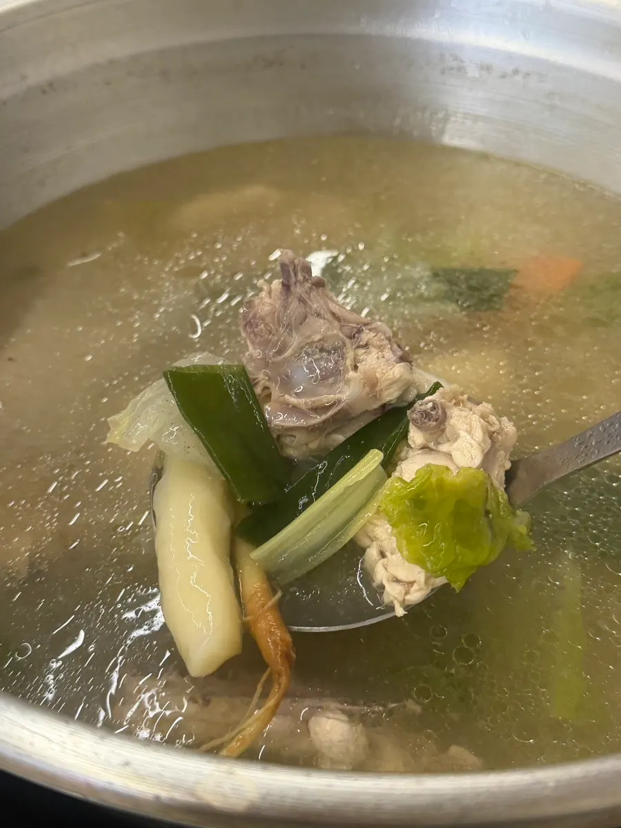 เนื้อไก่ที่คีบขึ้นมาพร้อมซอส