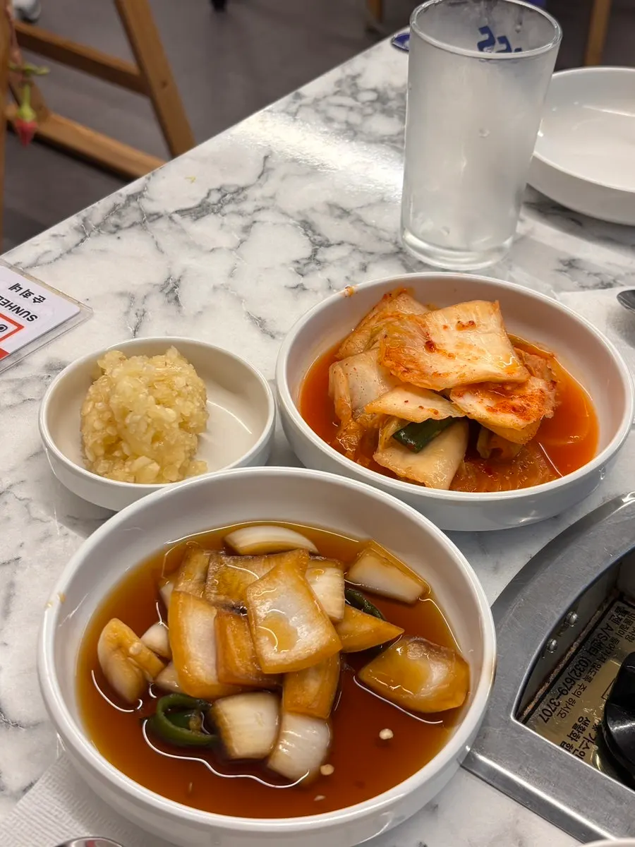 김치와 양파절임 밑반찬 한 상
