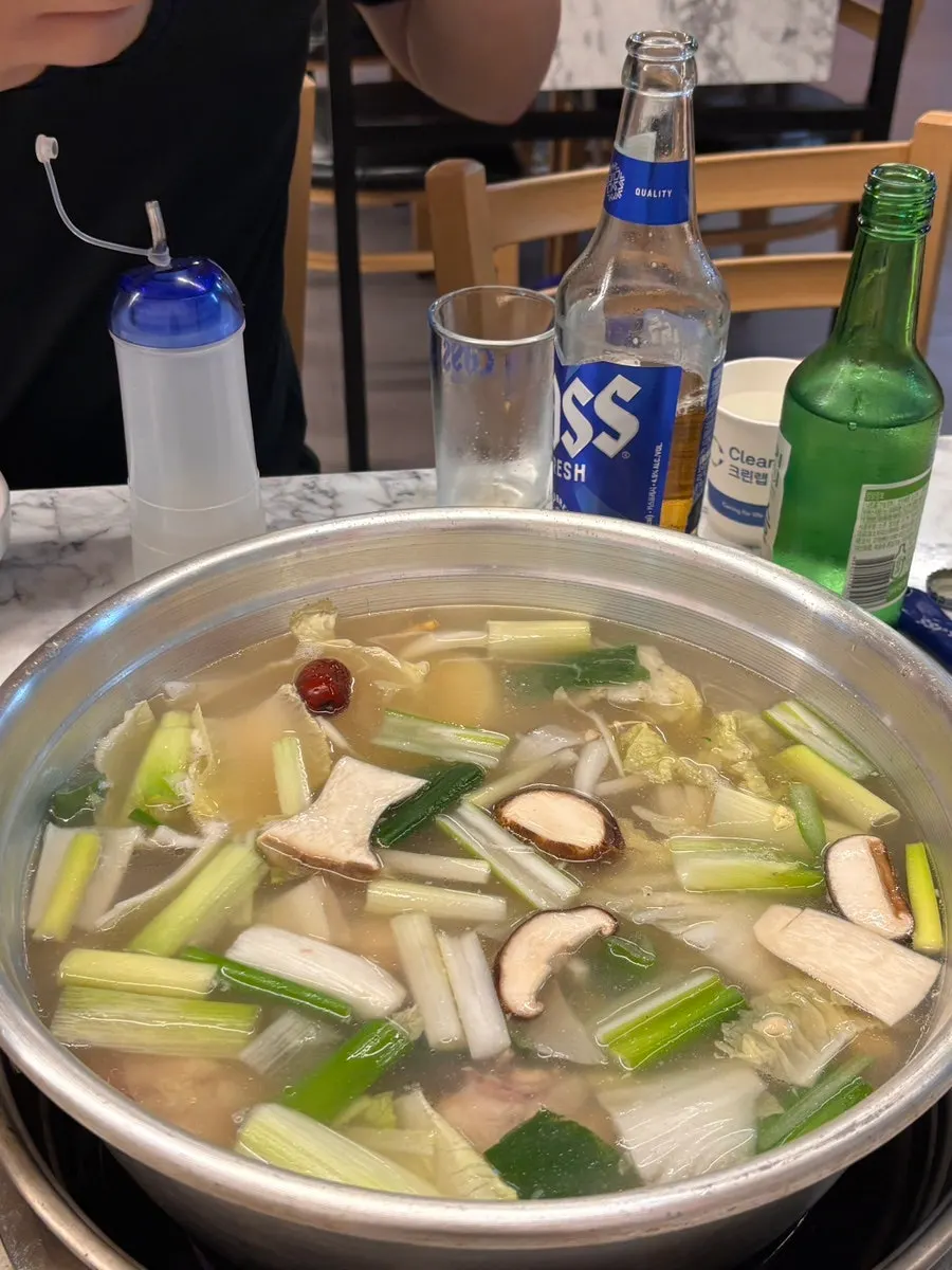 닭과 파, 배추, 떡이 가득한 닭한마리 2인분 양푼냄비