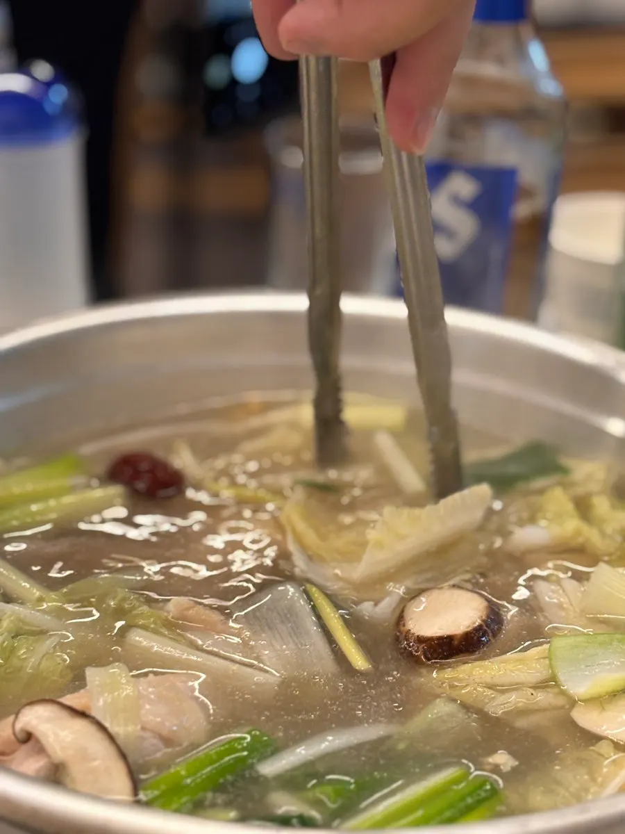 끓기 시작한 닭한마리 냄비