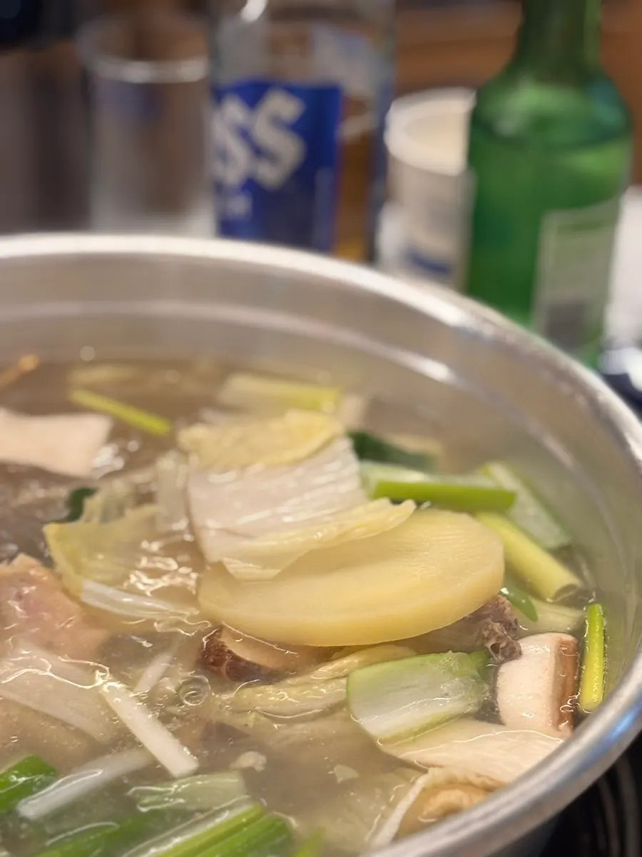 닭한마리 냄비 속 떡과 채소