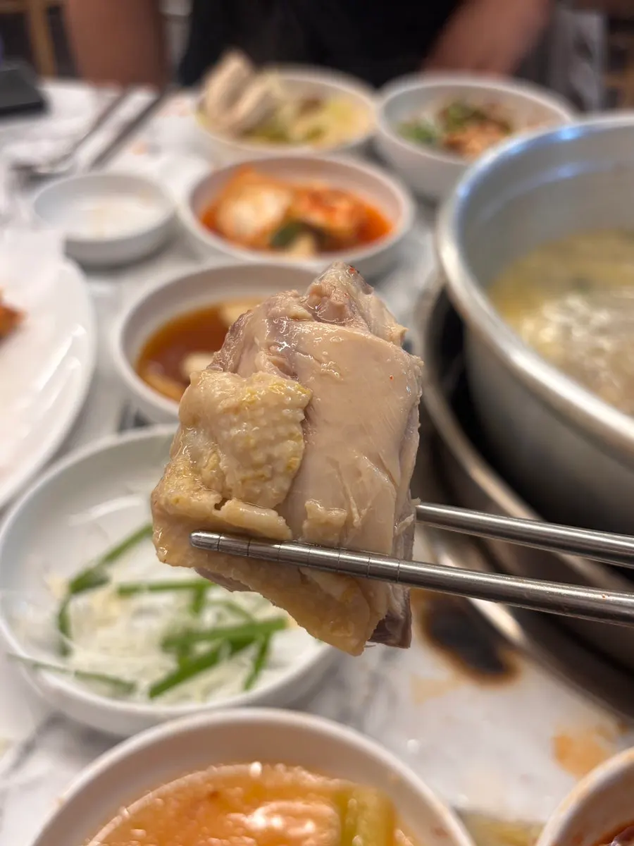 닭고기와 버섯을 함께 건져 담은 접시