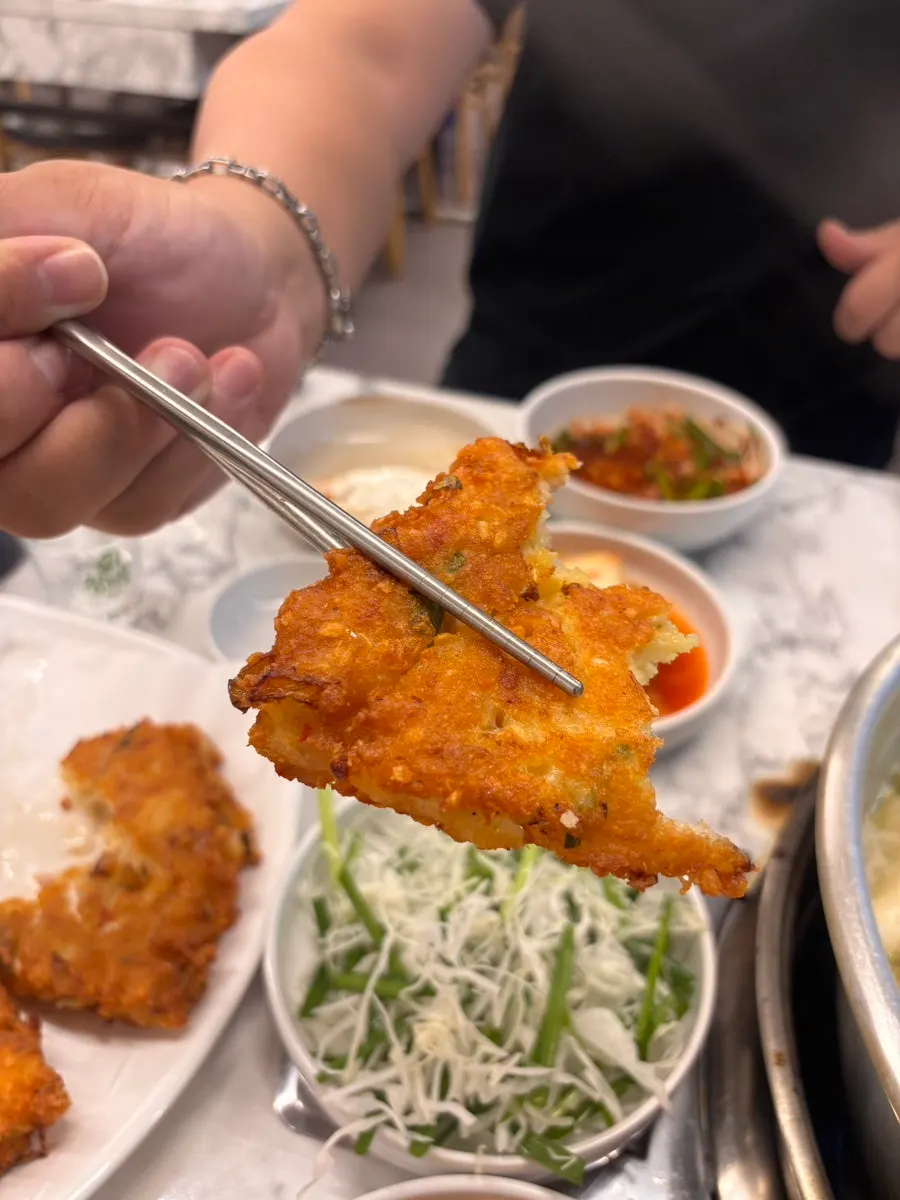 양파절임에 찍어 먹는 고기녹두빈대떡 단면