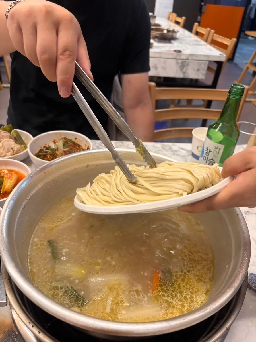 닭한마리에 넣기 전 국수사리 2개