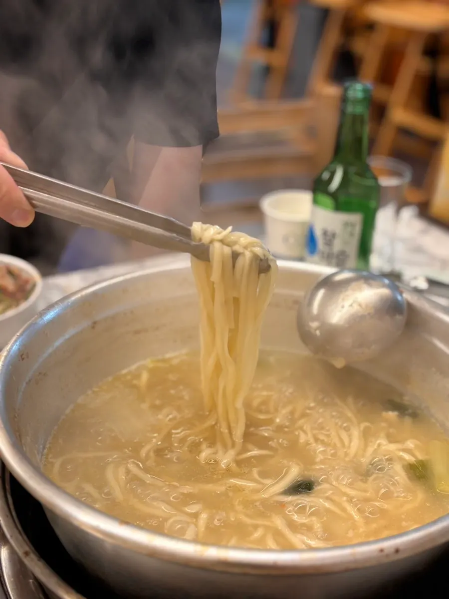 닭한마리 육수에 푹 익힌 국수사리