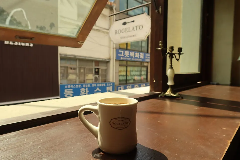 Street scene near Dongdaemun Station and Heunginjimun Gate