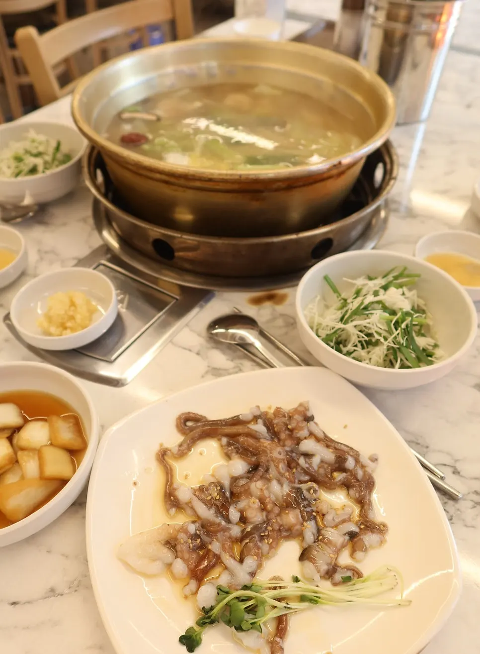 Menu board showing dak hanmari, bindaetteok, and tangtangi dishes