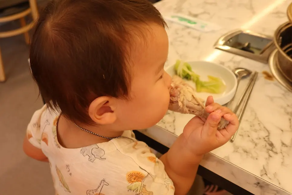 Broth with napa cabbage and rice cake sticks