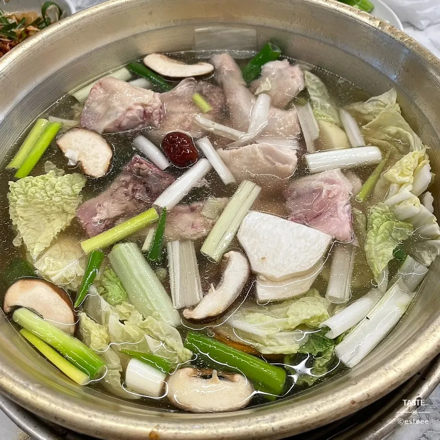 배추와 버섯이 가득 담긴 닭한마리 냄비