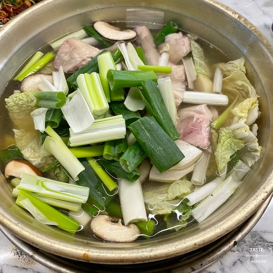 끓기 시작한 닭한마리 냄비 클로즈업