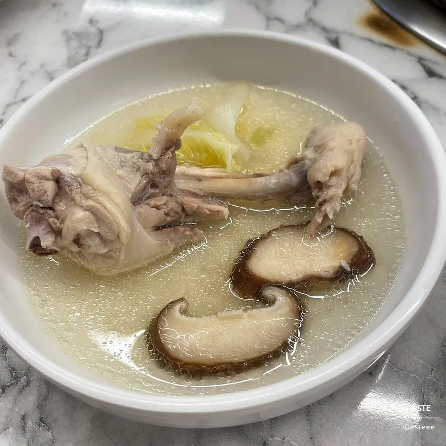 푹 끓은 닭고기와 야채