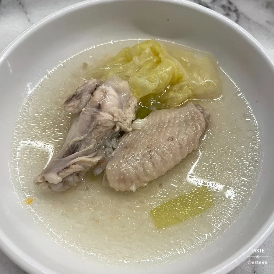 익은 닭고기를 건져 올린 모습
