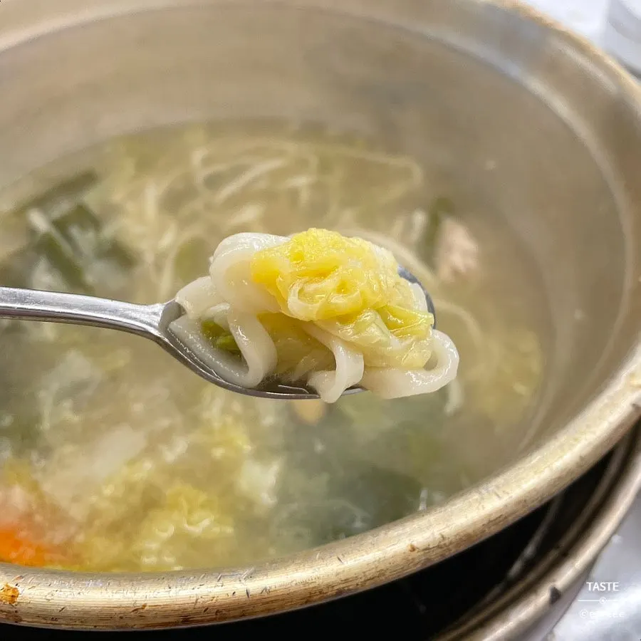 닭고기와 떡을 덜어 담은 접시