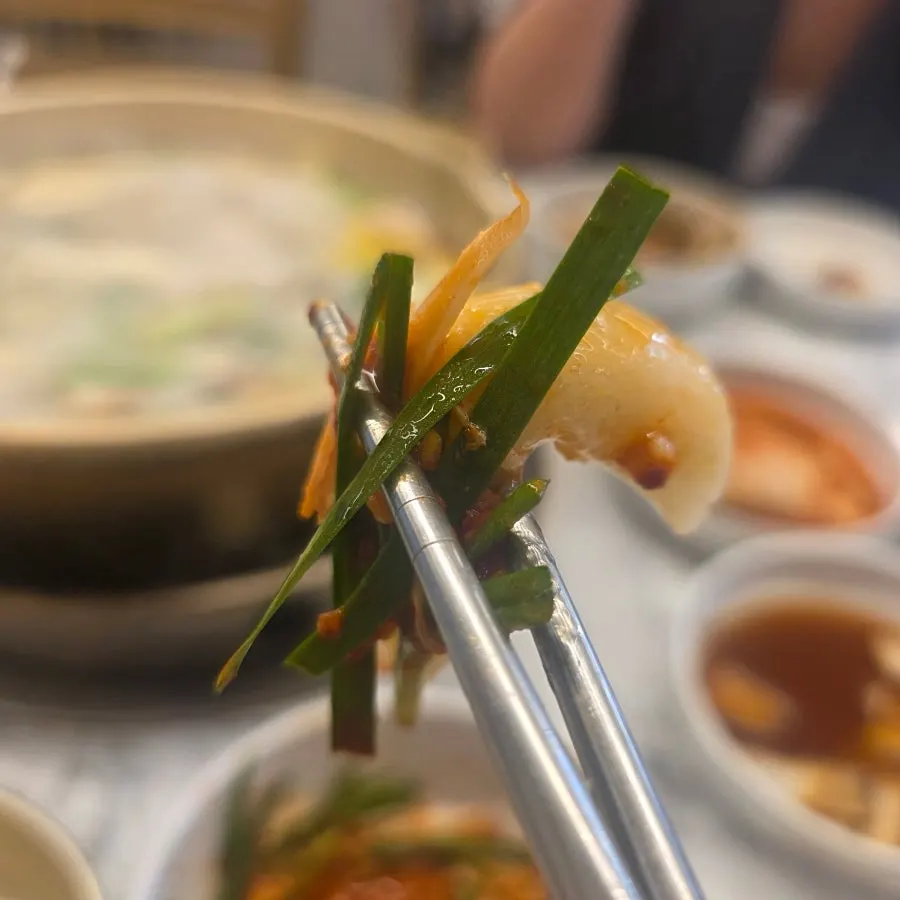 앞접시에 덜어낸 닭고기와 채소