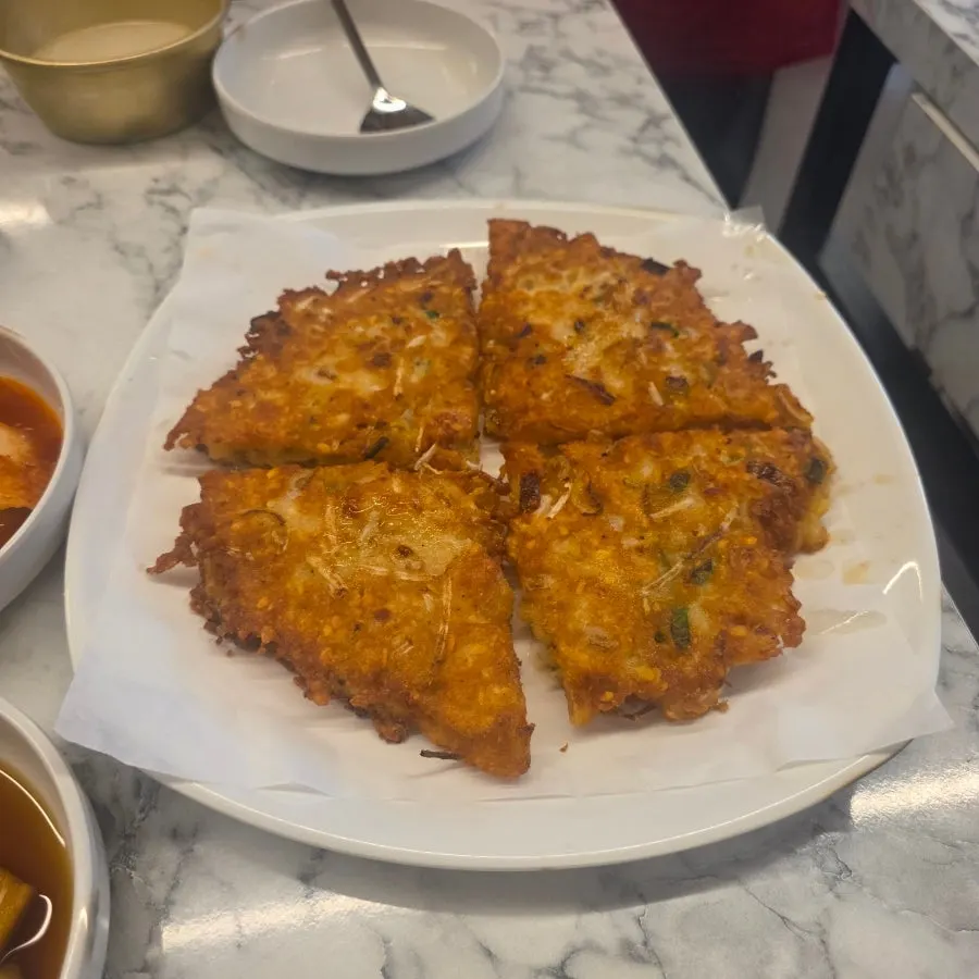 소스에 찍은 말랑한 떡사리