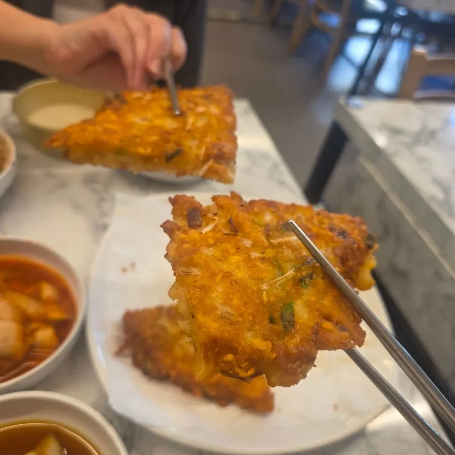노릇하게 부쳐진 고기 녹두빈대떡