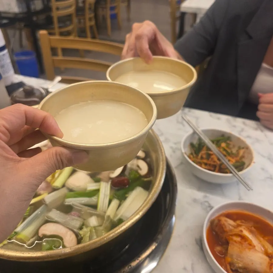 빈대떡과 양파간장절임 곁들임