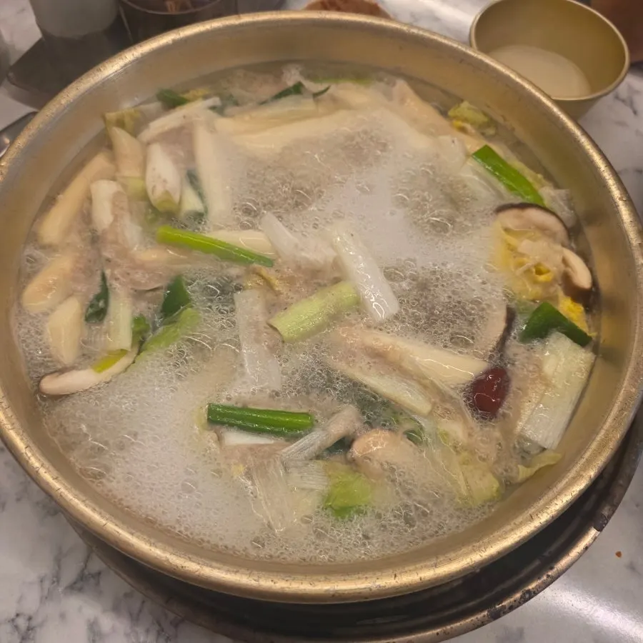 잔에 따른 지평 생막걸리