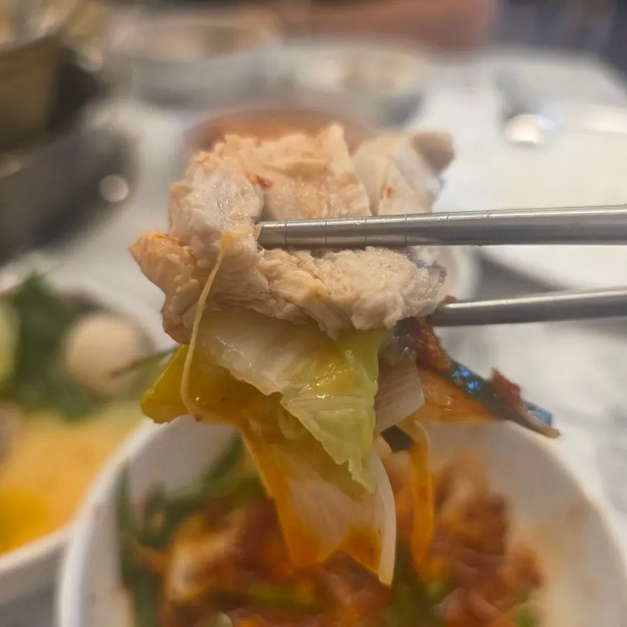 특제 소스에 찍은 닭한마리 닭고기