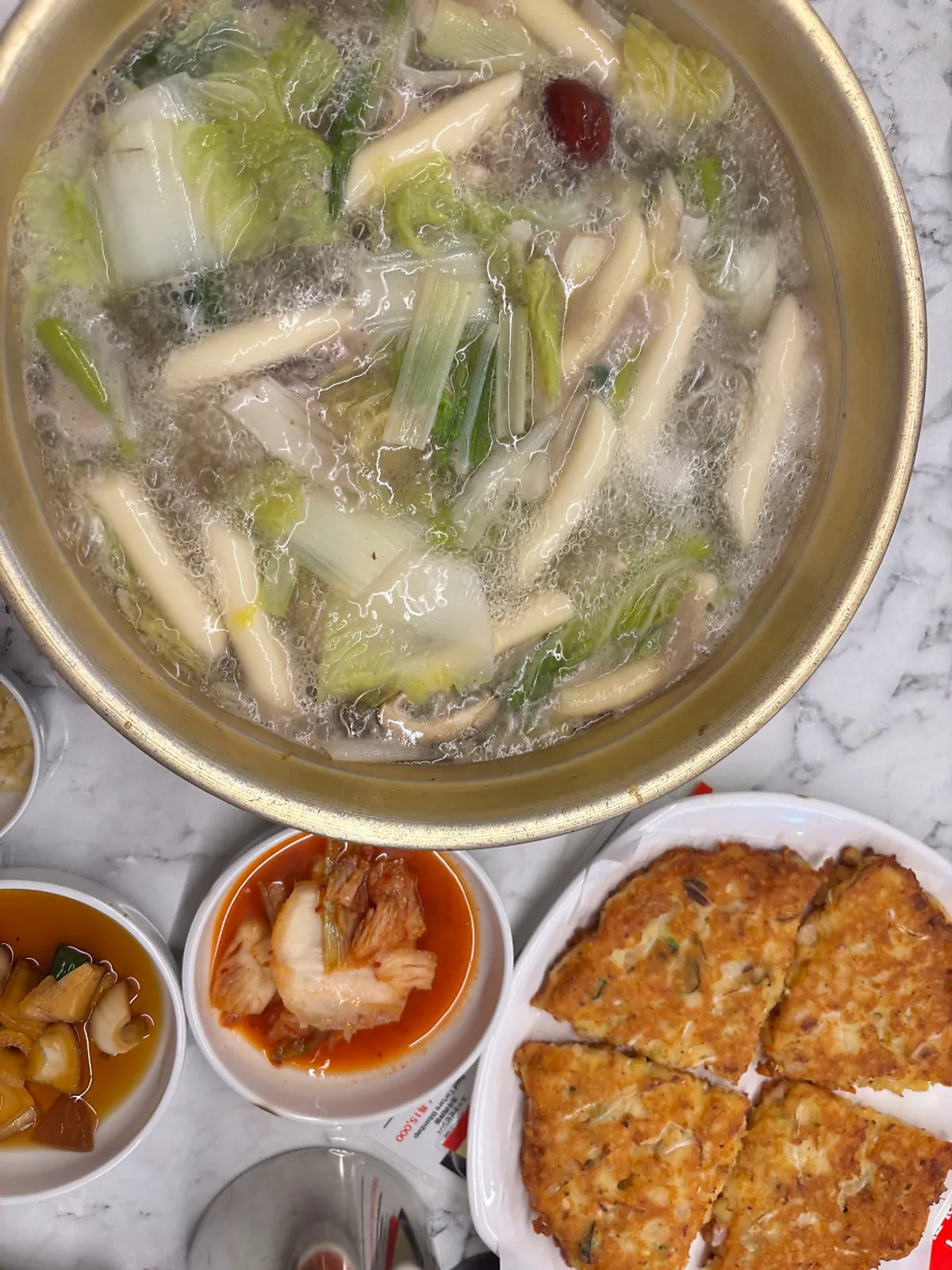 팔팔 끓고 있는 닭한마리 냄비