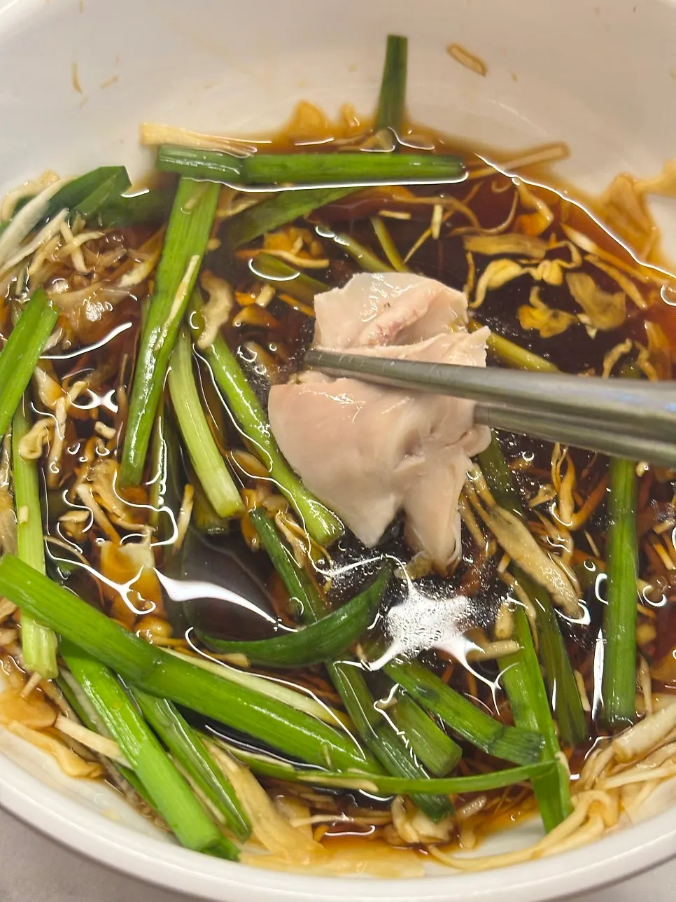 소스에 찍은 닭고기 한 점