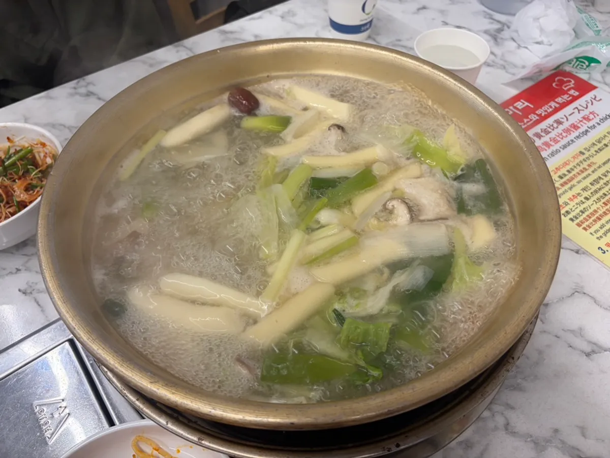 Dongdaemun dak hanmari bubbling in a large bowl