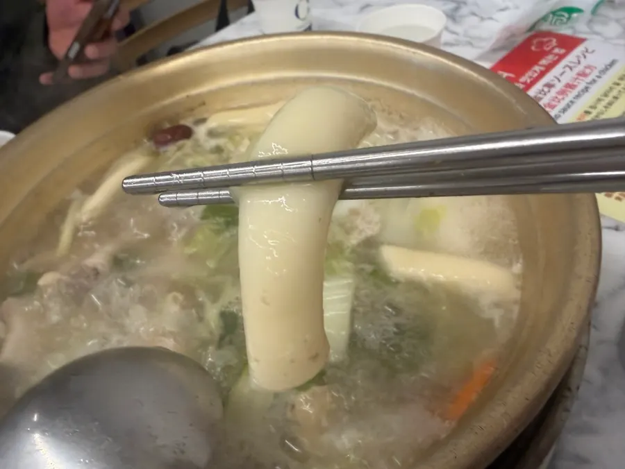 Rice cake swollen soft in the dak hanmari broth