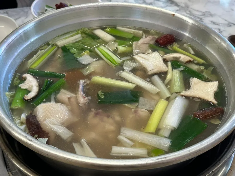 큰 양푼에 푸짐하게 나온 닭한마리 2인분
