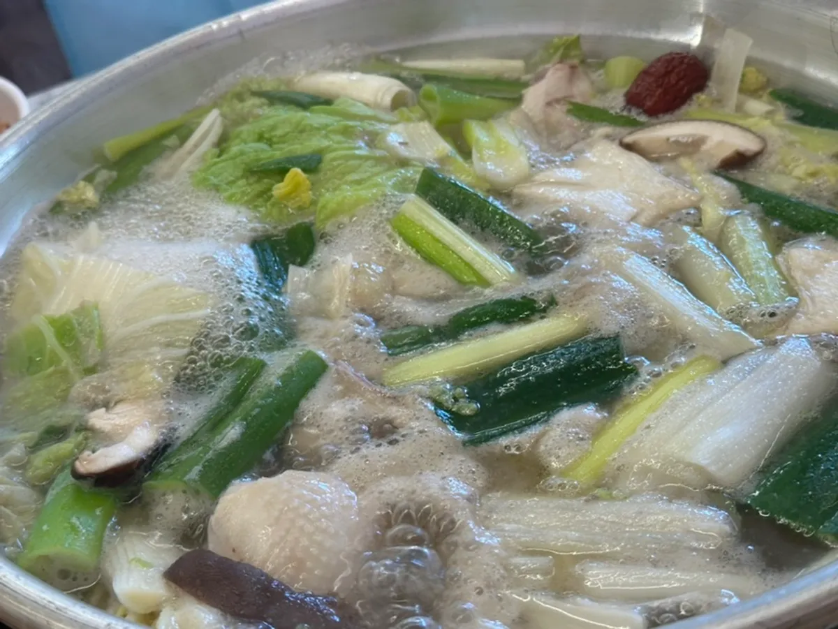 팔팔 끓고 있는 닭한마리 냄비