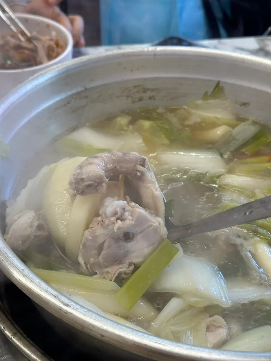 양념장에 찍어 먹는 닭한마리 닭고기
