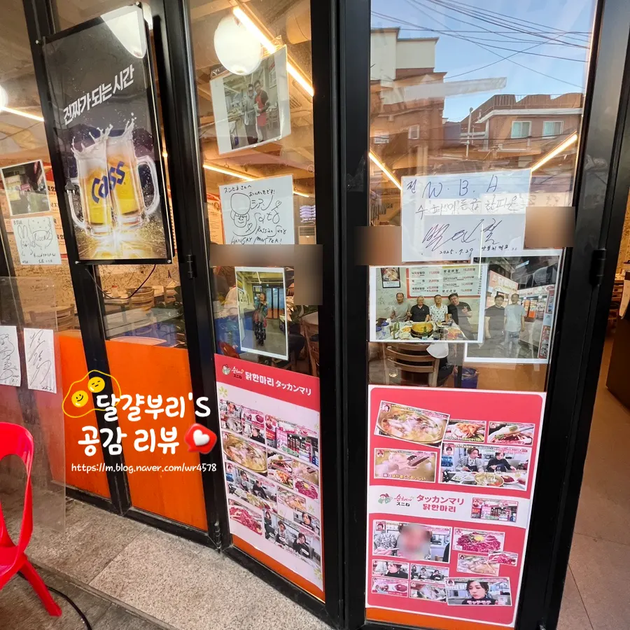The large, eye-catching Sunhuine Bindaetteok Dak Hanmari sign