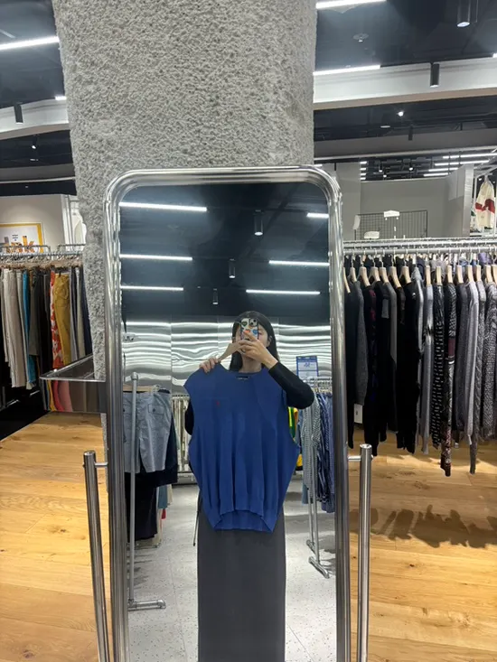 색상별로 진열된 라코스테 셔츠 원피스
