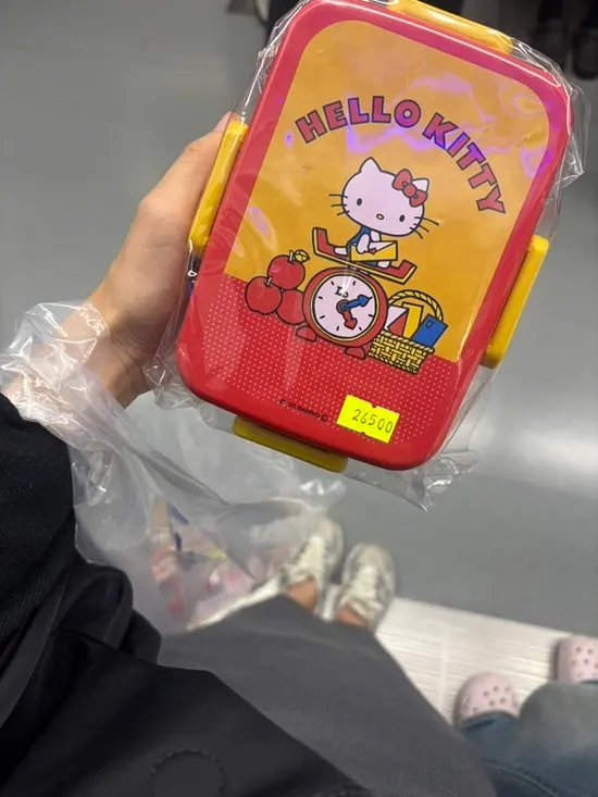 전신거울과 조명이 있는 피팅룸