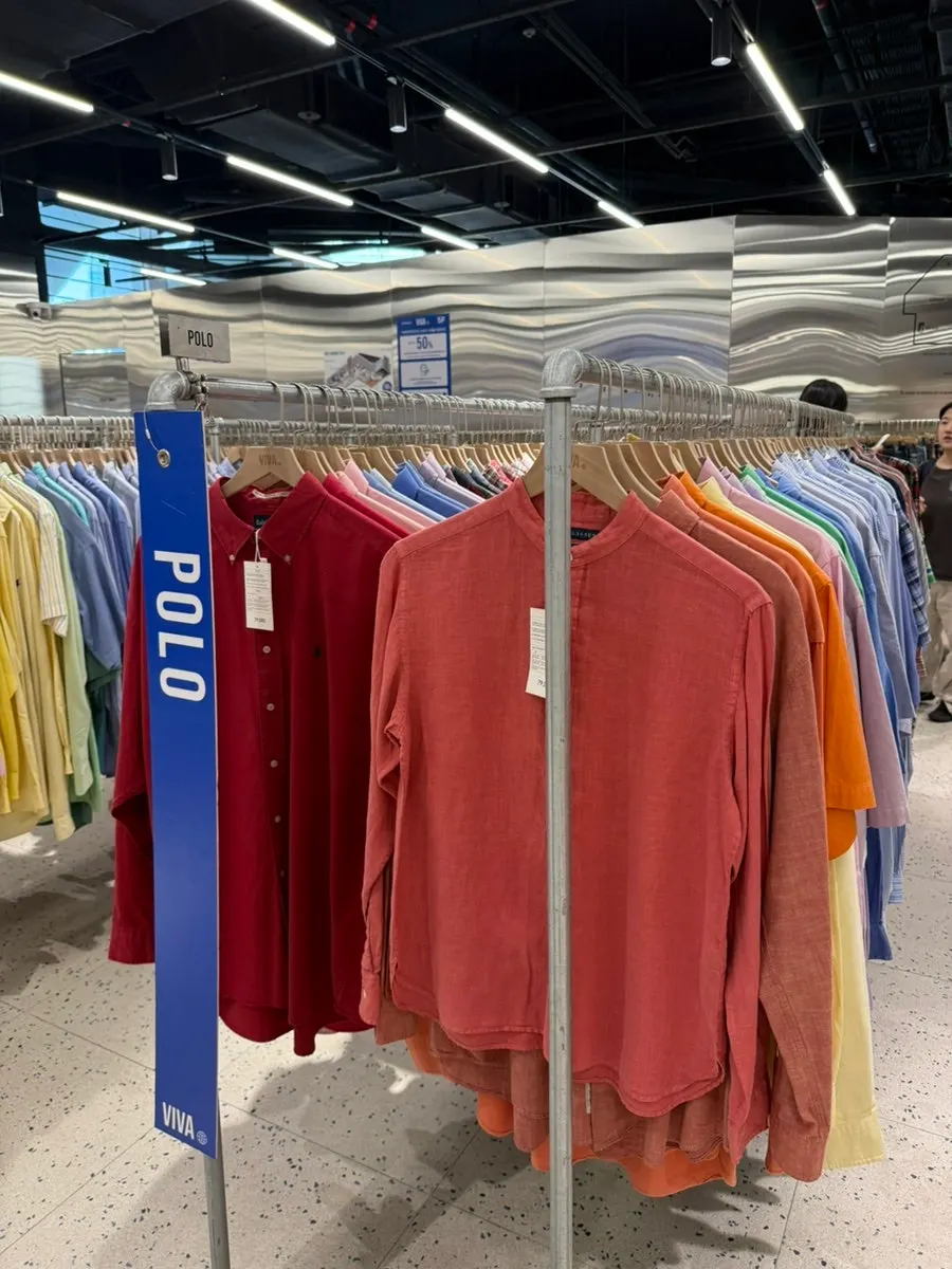 Various vintage fashion items