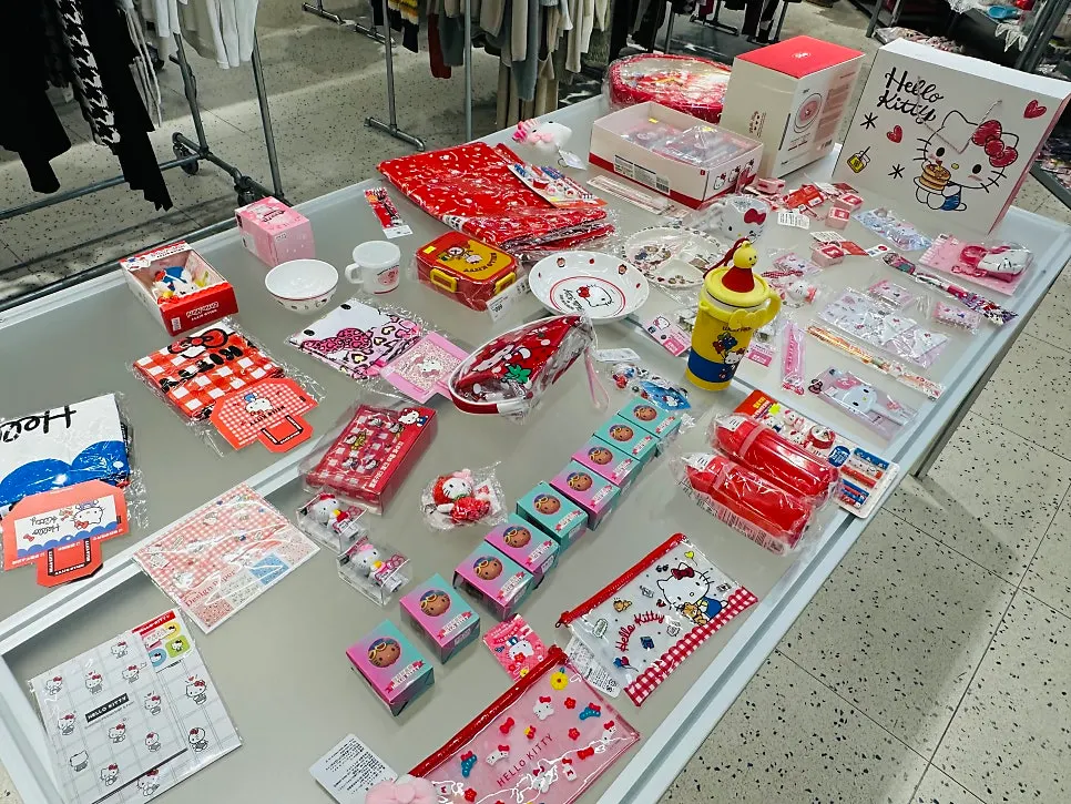 빈티지 굿즈존 선반 진열 모습
