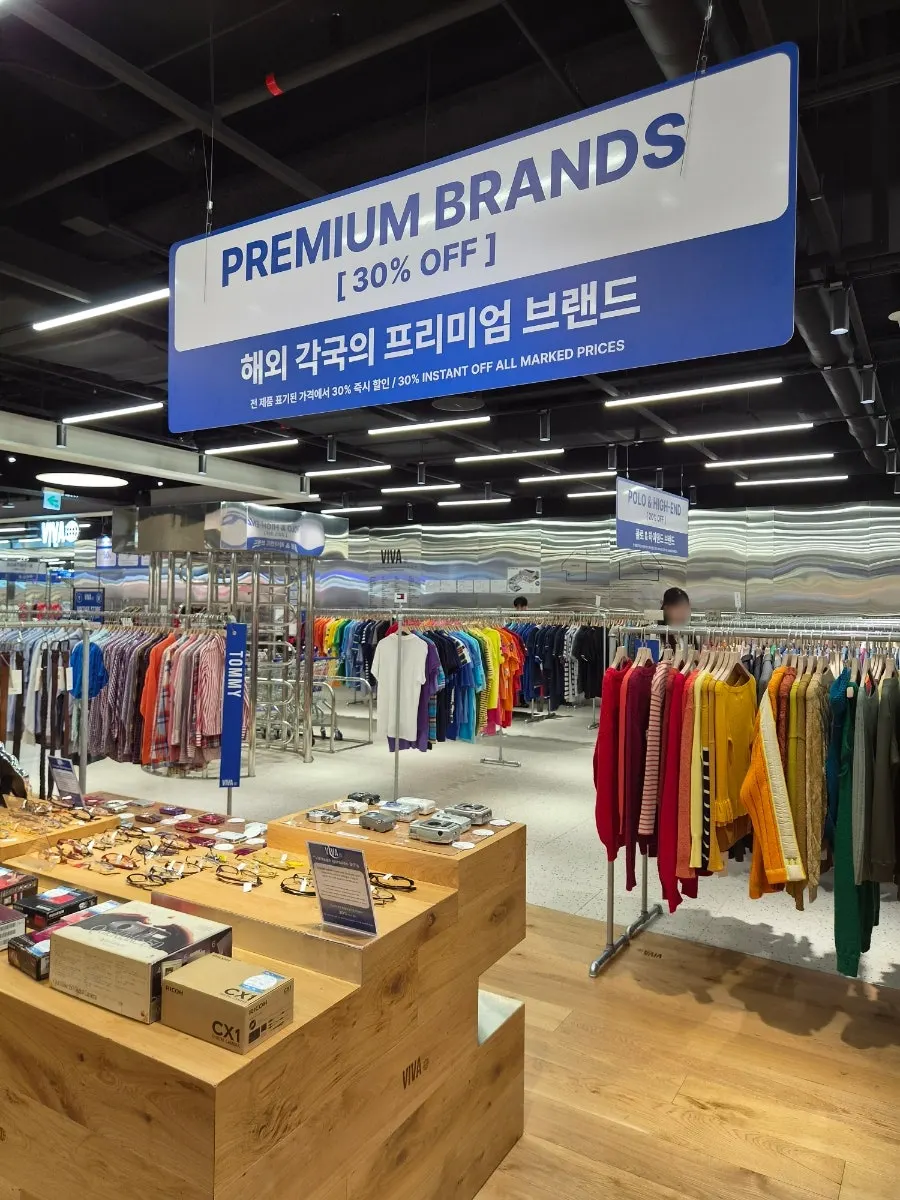 카테고리 라벨이 붙은 의류 행거