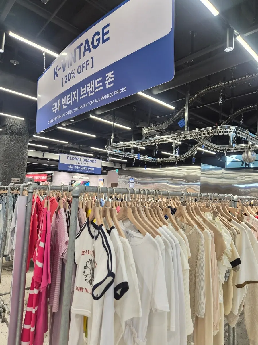 Clothing racks in the domestic vintage zone