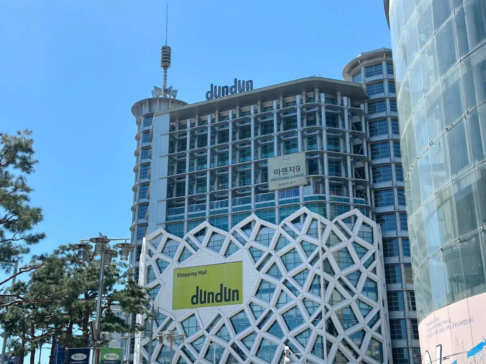 Exterior of the Dundaun Dongdaemun building and store entrance