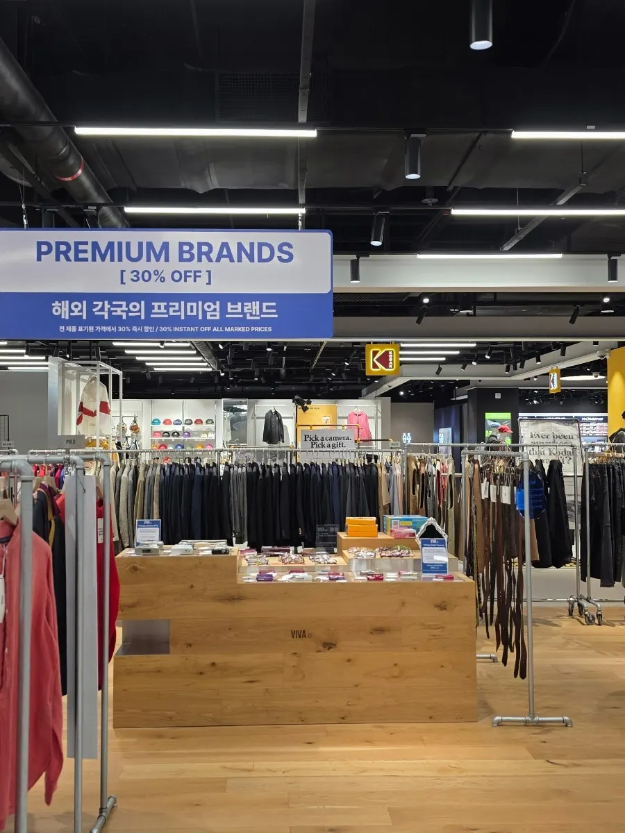 깔끔하게 관리된 빈티지 의류 매장